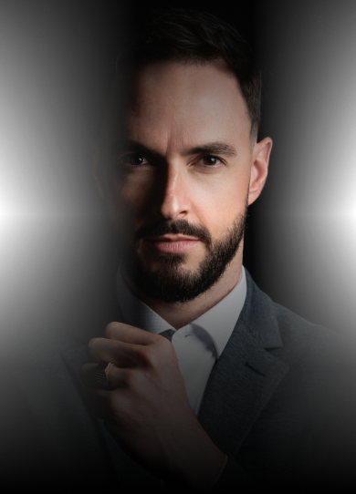 Jônas Pastore de terno escuro, em retrato com luz lateral